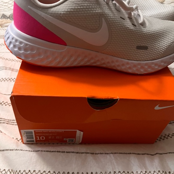 Nike - Picture 2 of 4